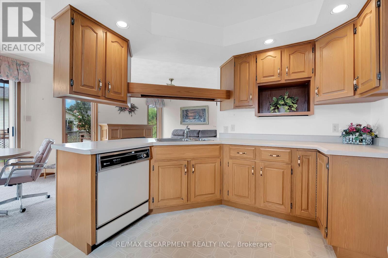 Photo 13 of 47 Falls Crescent, Norfolk ON