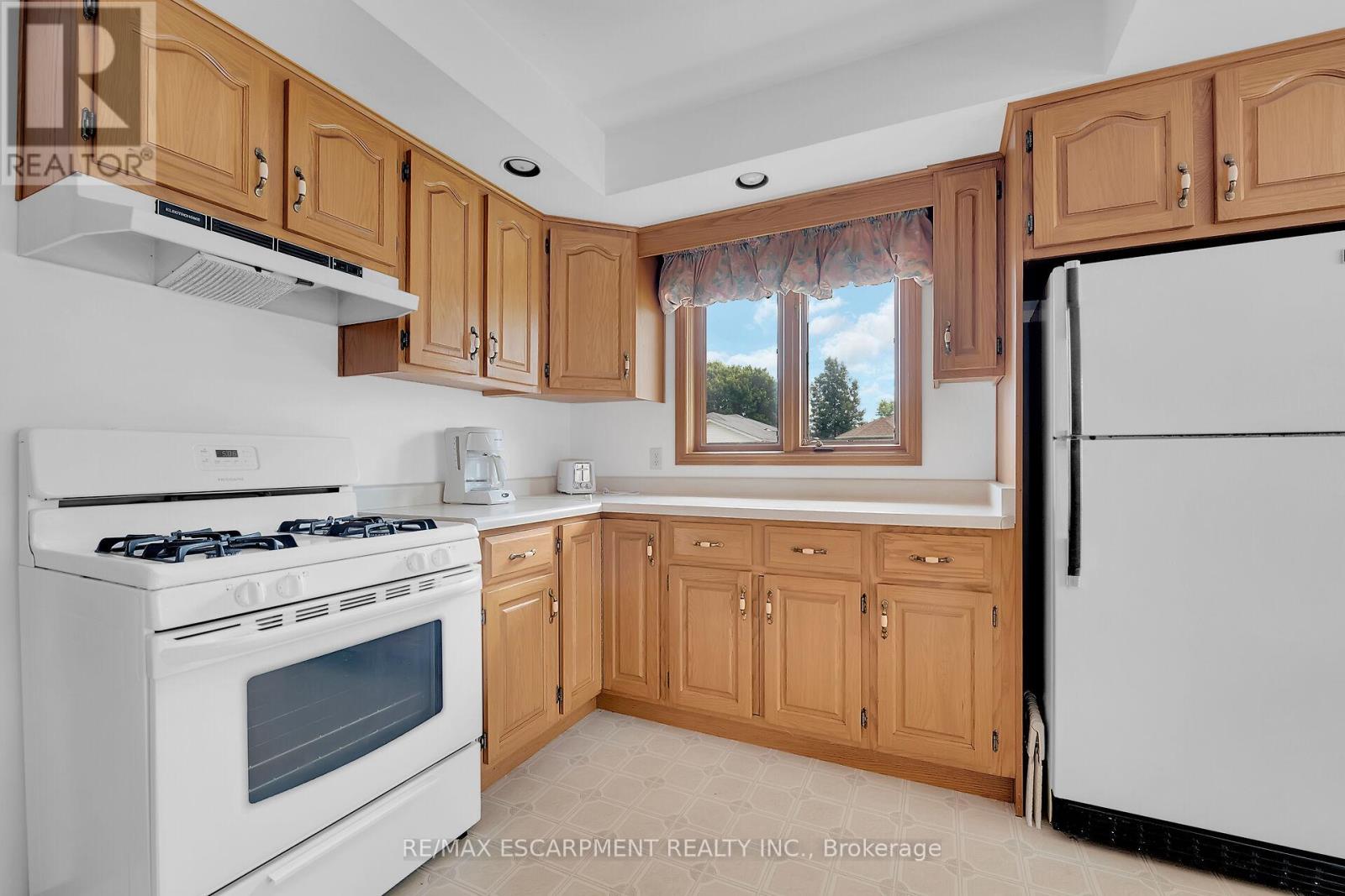Photo 14 of 47 Falls Crescent, Norfolk ON