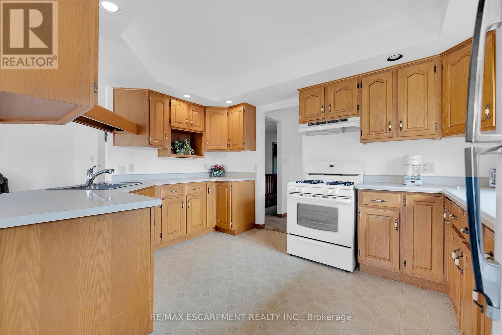 Photo 15 of 47 Falls Crescent, Norfolk ON