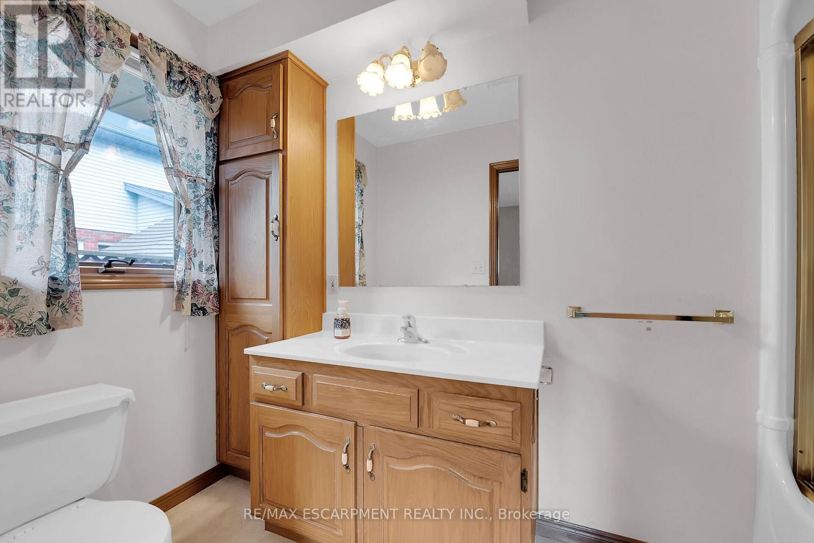 Photo 26 of 47 Falls Crescent, Norfolk ON