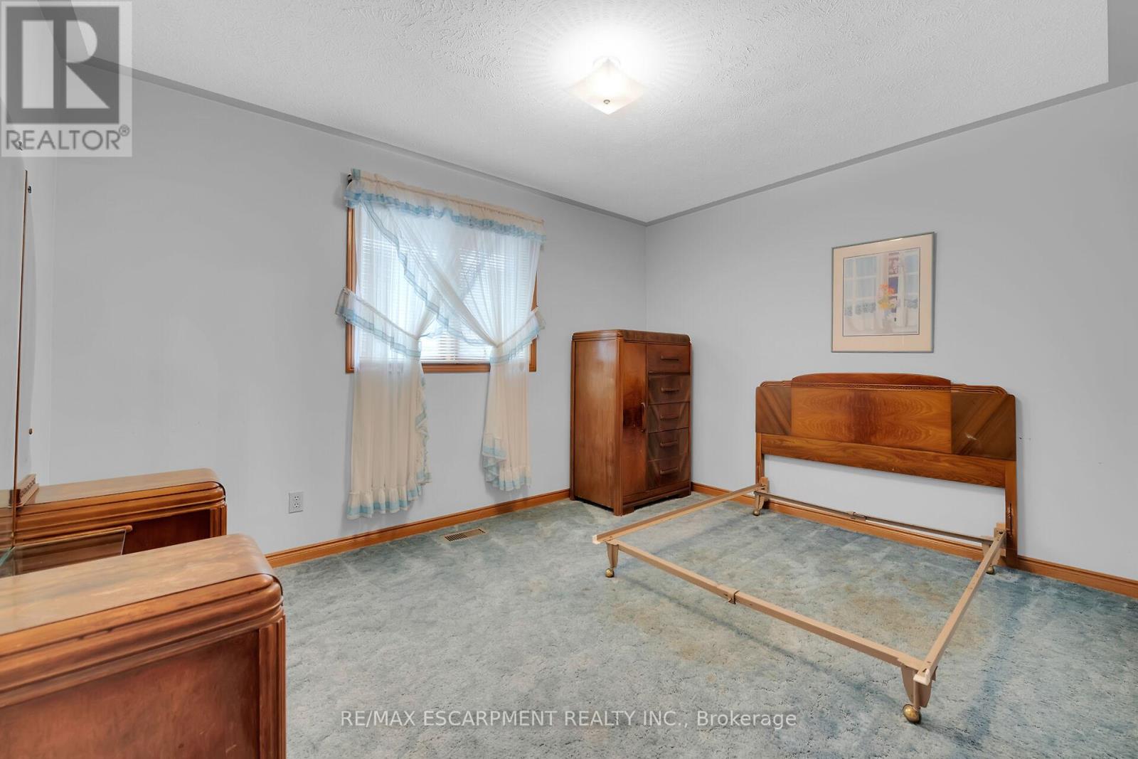 Photo 27 of 47 Falls Crescent, Norfolk ON