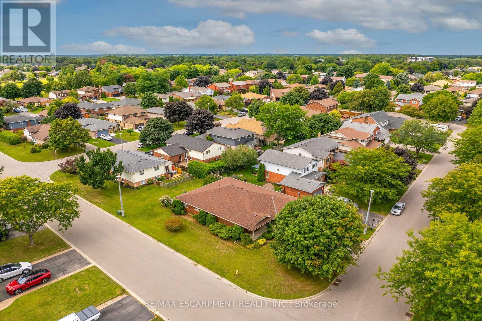 Photo 3 of 47 Falls Crescent, Norfolk ON