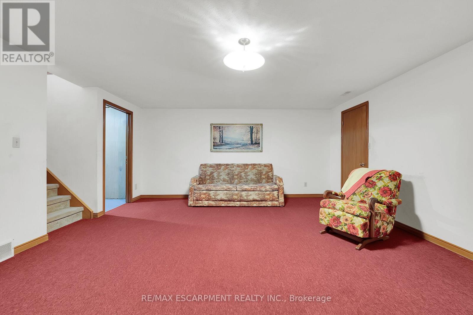 Photo 32 of 47 Falls Crescent, Norfolk ON
