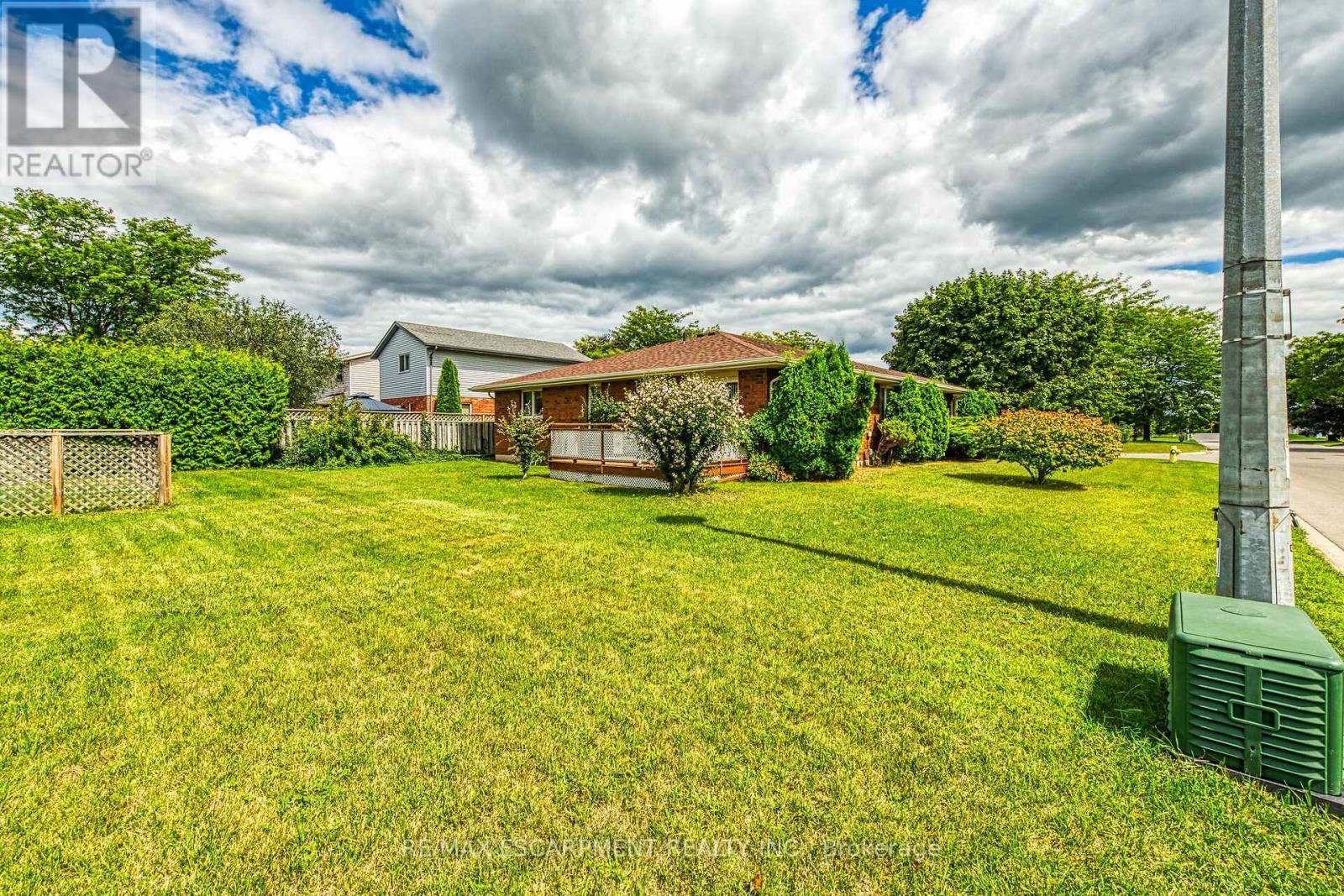 Photo 39 of 47 Falls Crescent, Norfolk ON