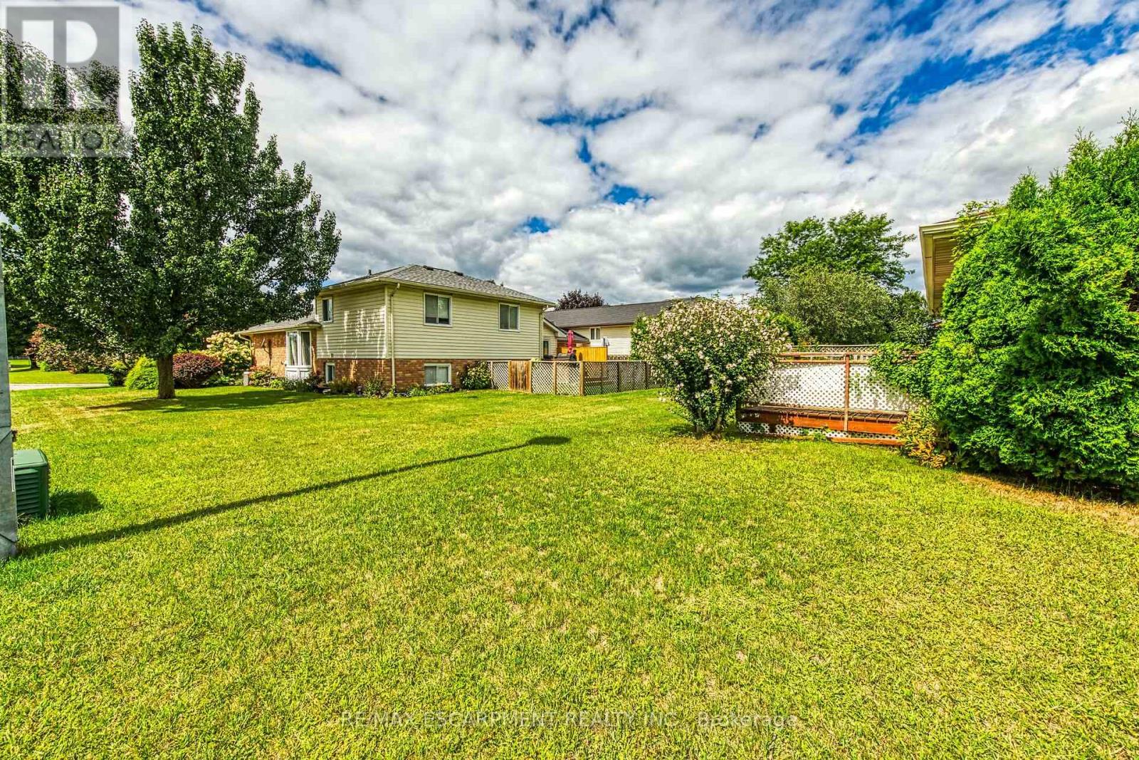 Photo 40 of 47 Falls Crescent, Norfolk ON