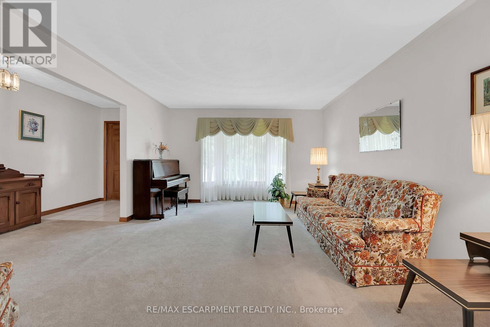 Photo 5 of 47 Falls Crescent, Norfolk ON
