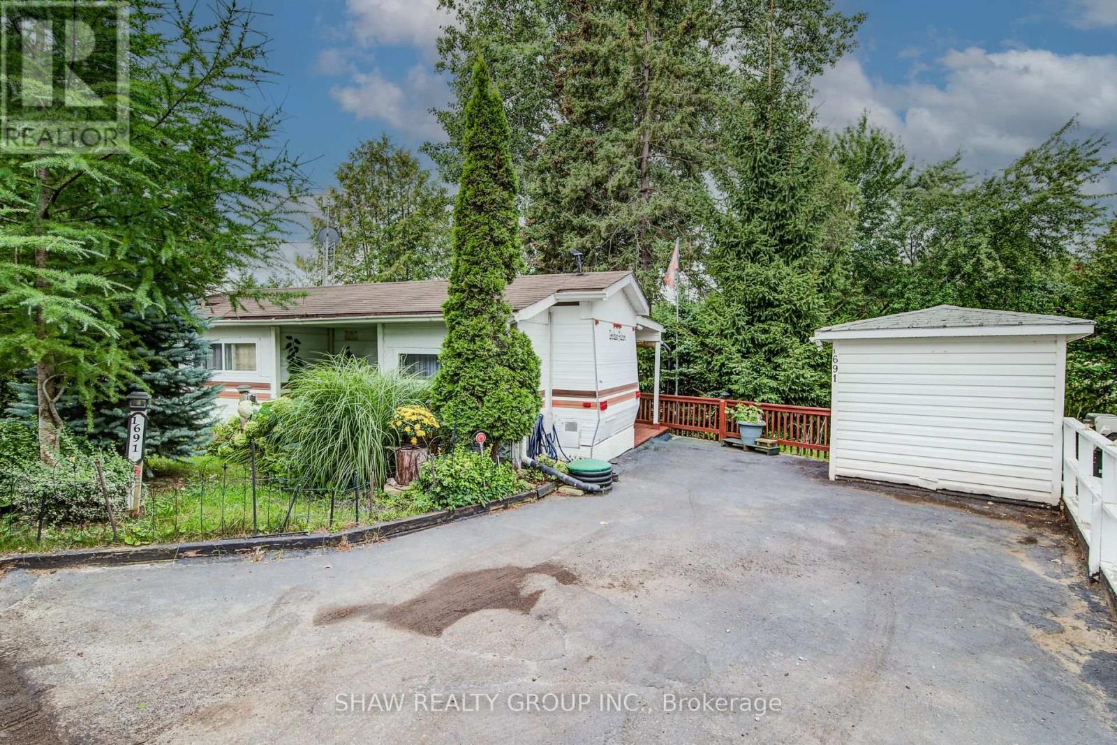 691 OAK CRESCENT - 1
