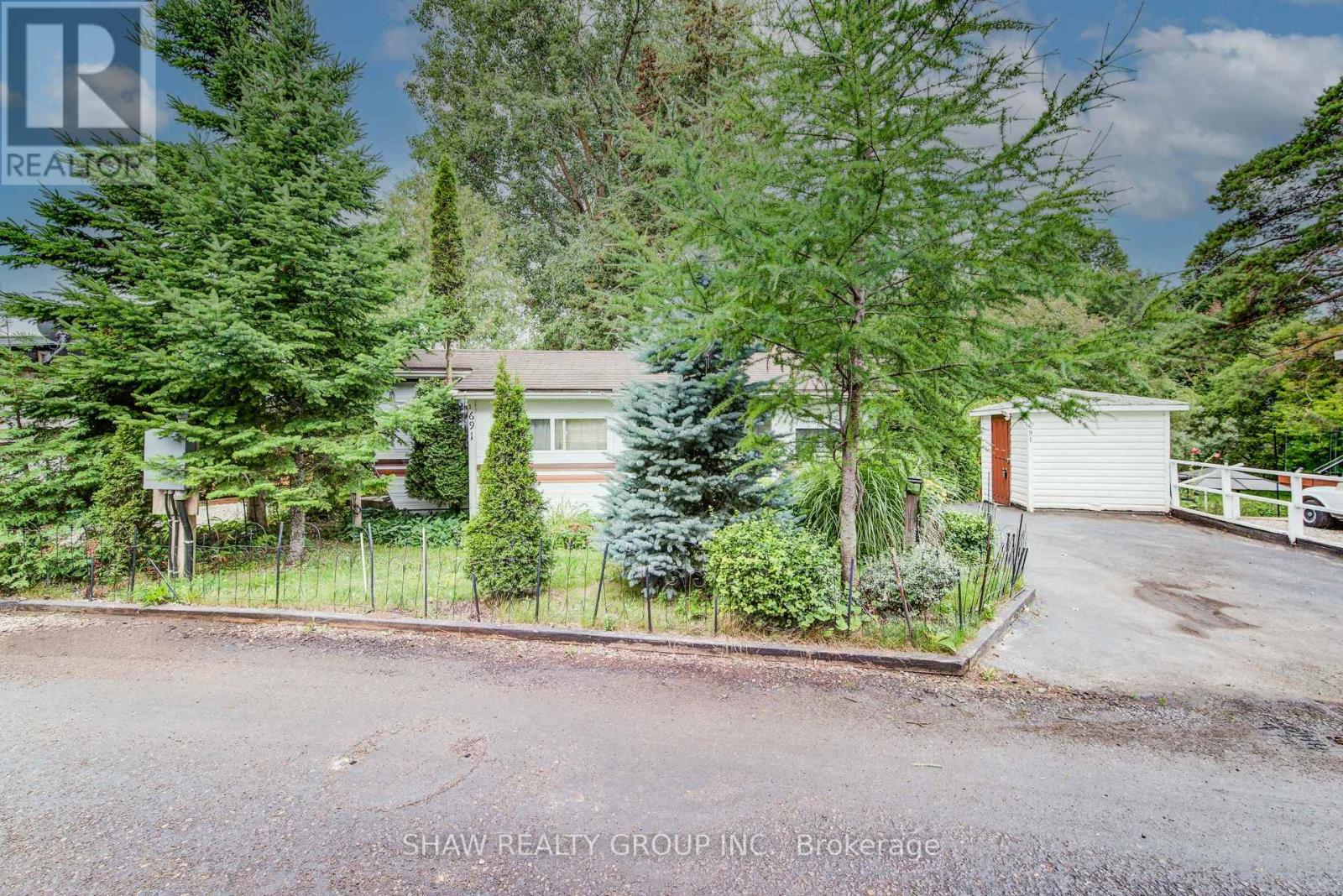 691 OAK CRESCENT - 2