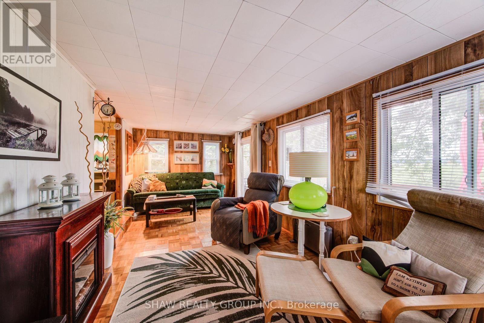 691 OAK CRESCENT - 4