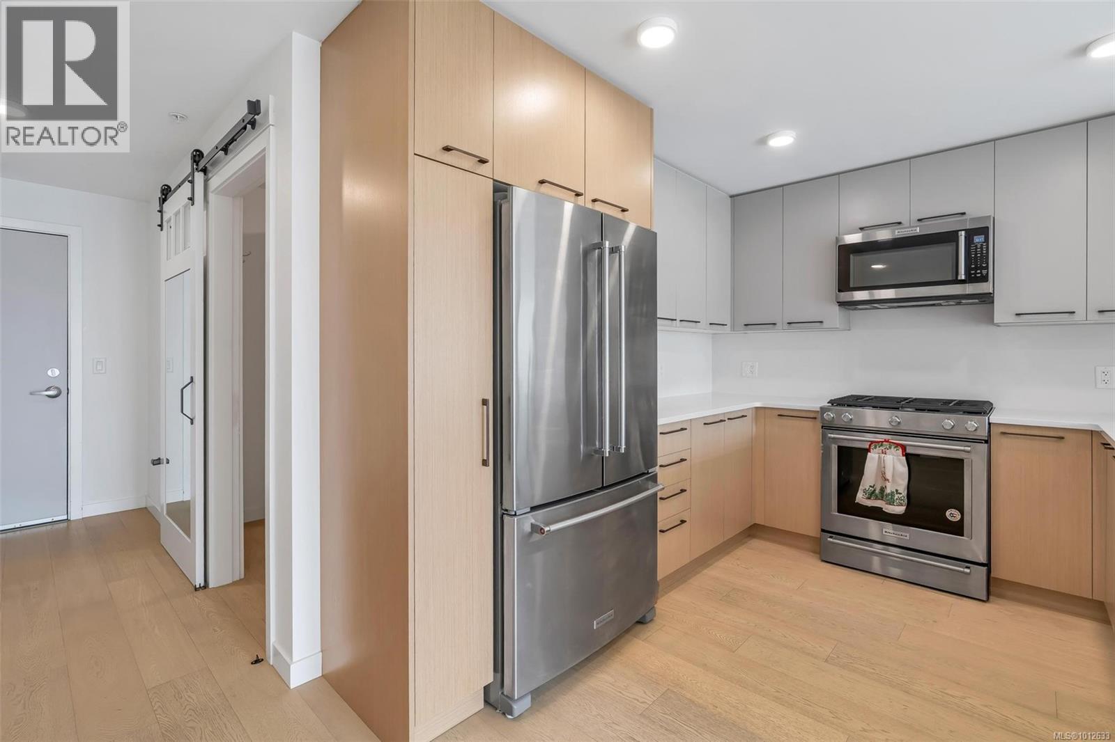 302 9775 Fourth Street, Sidney