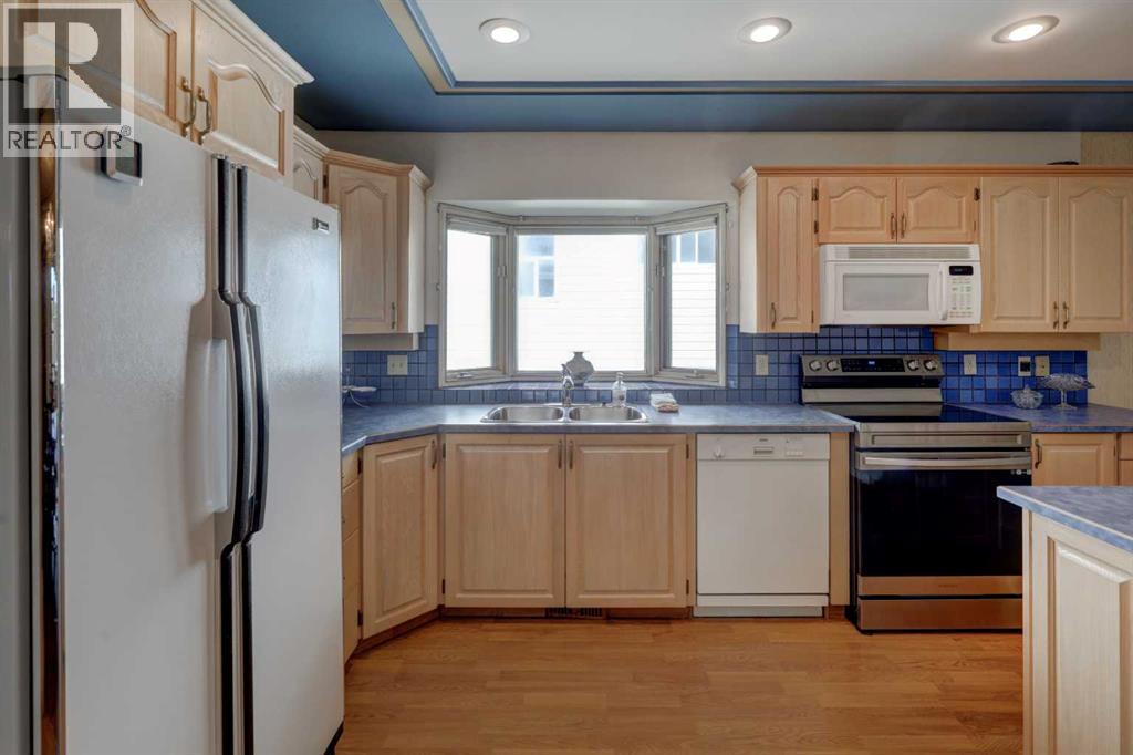 Photo 10 of 76 Edgeland Road Nw, Calgary AB