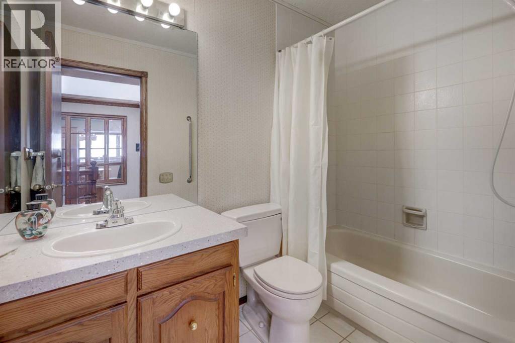Photo 25 of 76 Edgeland Road Nw, Calgary AB