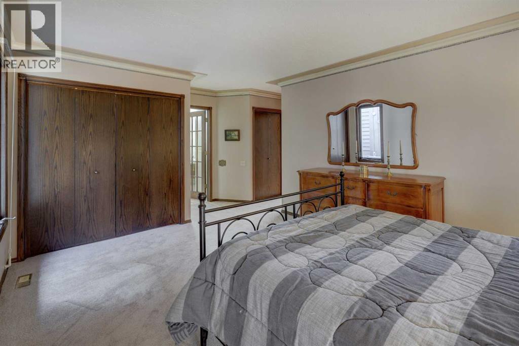 Photo 19 of 76 Edgeland Road Nw, Calgary AB