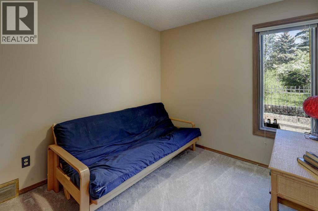 Photo 23 of 76 Edgeland Road Nw, Calgary AB