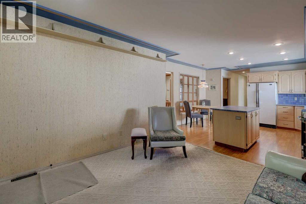 Photo 16 of 76 Edgeland Road Nw, Calgary AB
