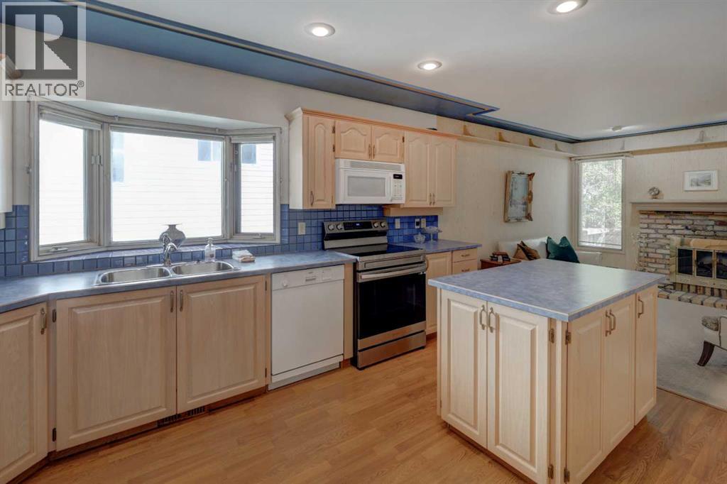 Photo 11 of 76 Edgeland Road Nw, Calgary AB