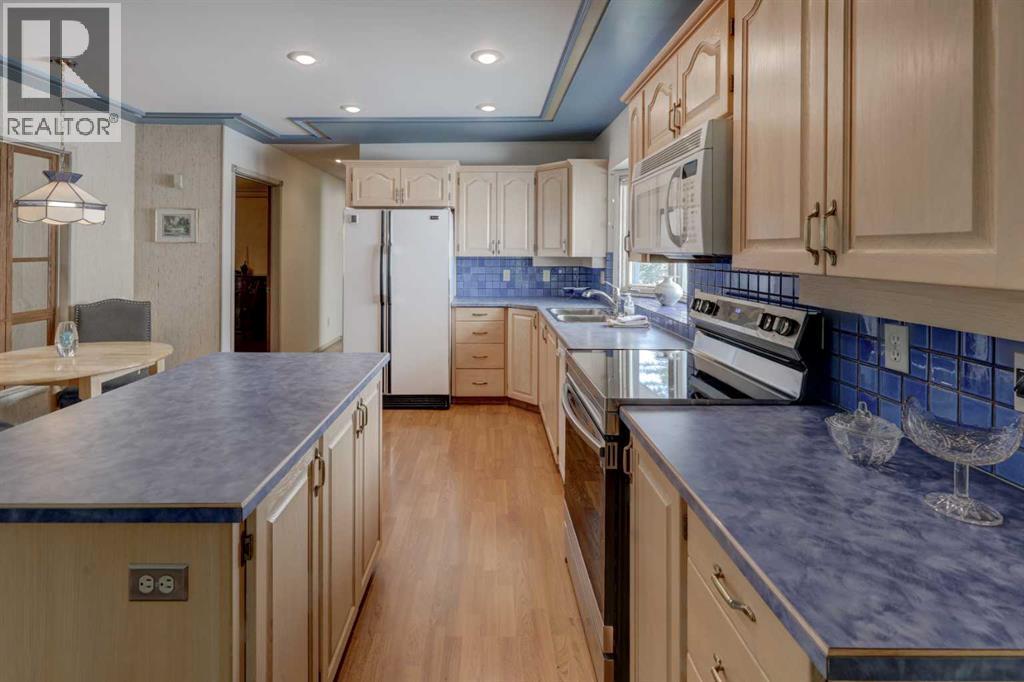 Photo 12 of 76 Edgeland Road Nw, Calgary AB