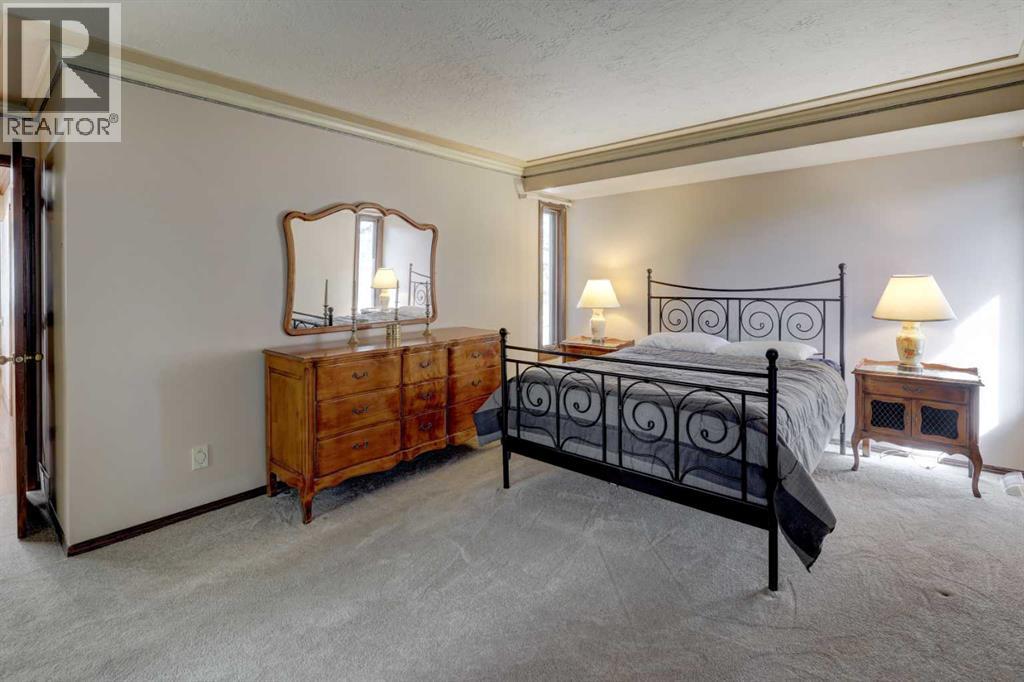 Photo 18 of 76 Edgeland Road Nw, Calgary AB