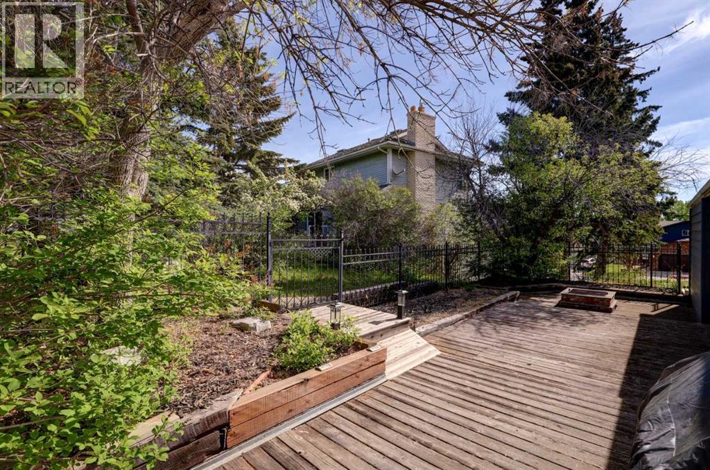 Photo 38 of 76 Edgeland Road Nw, Calgary AB