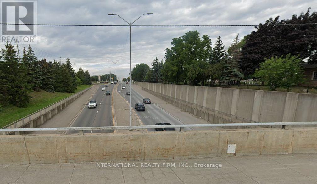 Photo 24 of 32 600 Silver Creek Boulevard, Mississauga ON