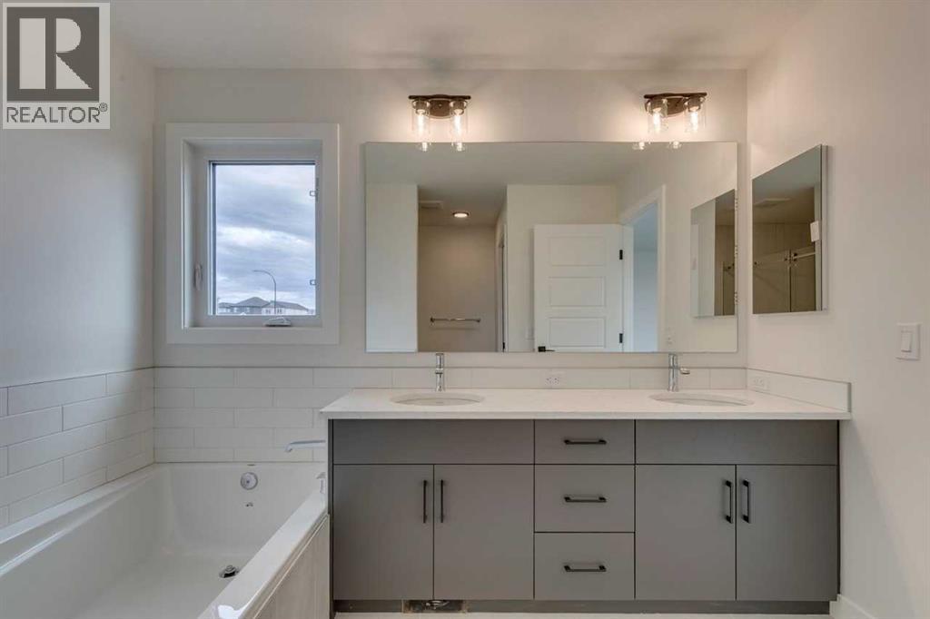 Photo 35 of 51 Versant Way Sw, Calgary AB