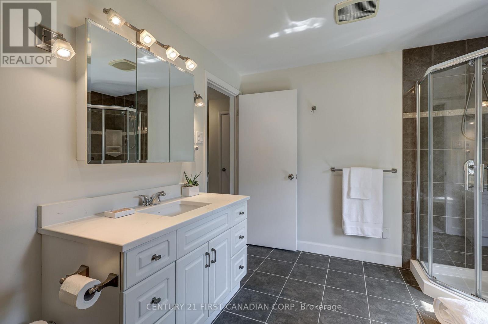 Photo 26 of 611 Chiddington Avenue, London South ON