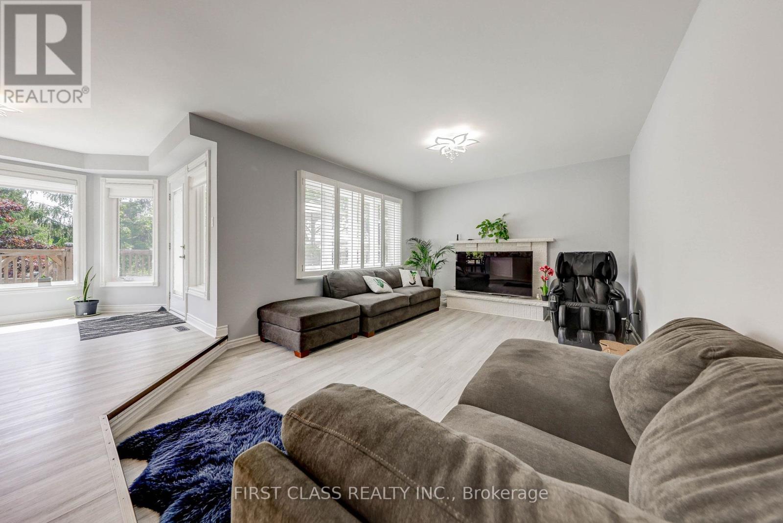 Photo 11 of 449 Alex Doner Drive, Newmarket ON
