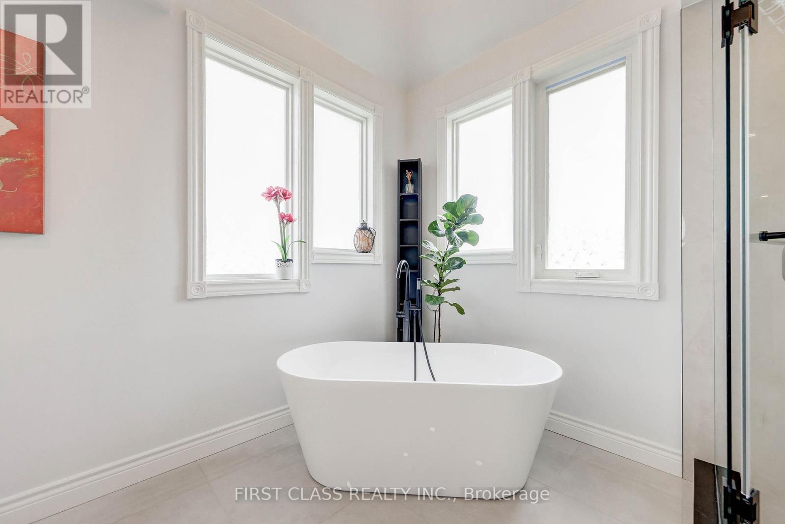 Photo 28 of 449 Alex Doner Drive, Newmarket ON