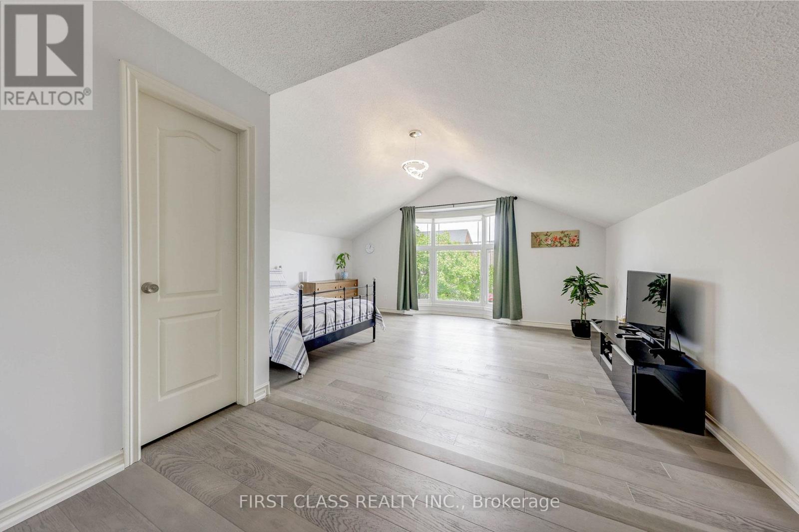 Photo 30 of 449 Alex Doner Drive, Newmarket ON