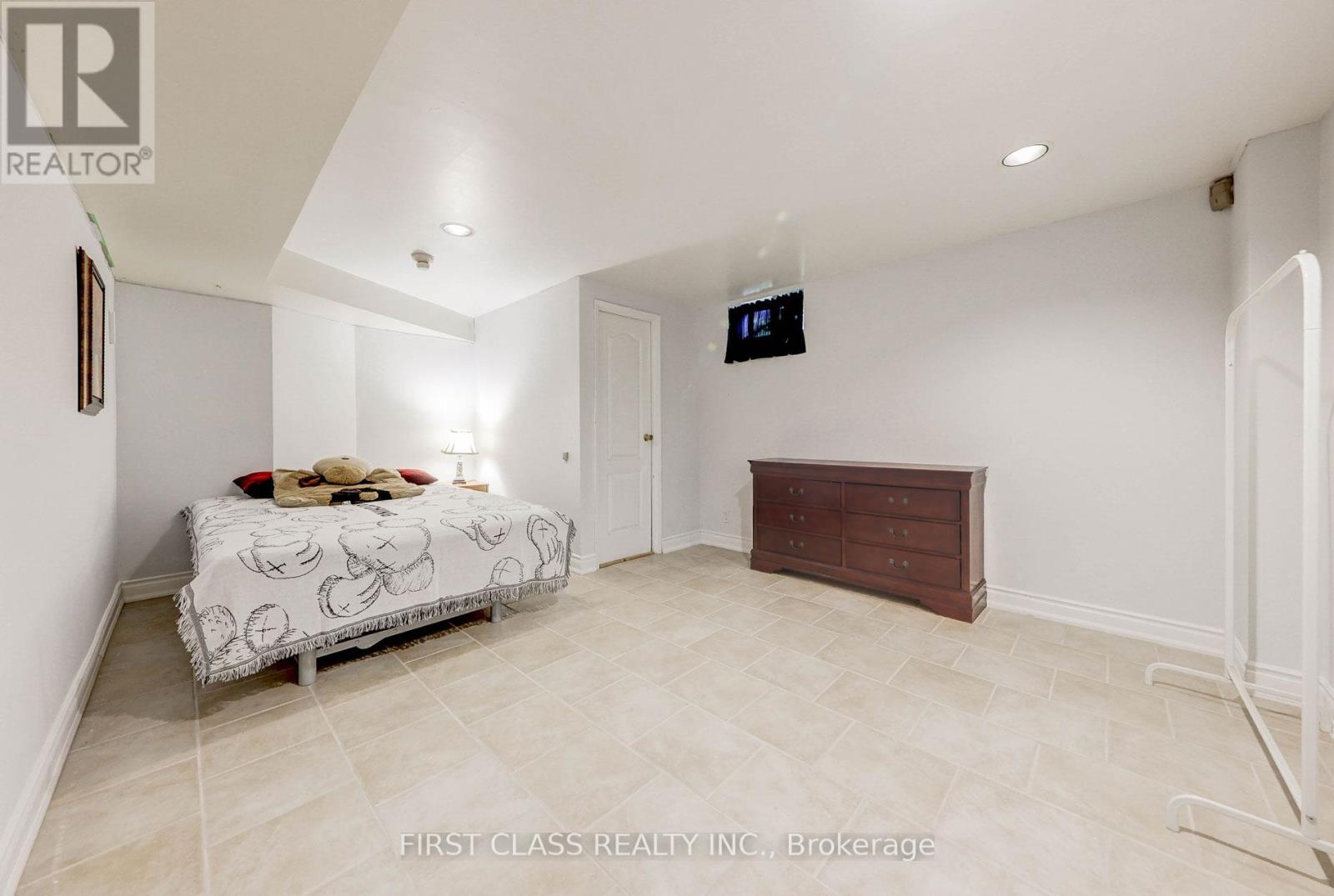 Photo 38 of 449 Alex Doner Drive, Newmarket ON