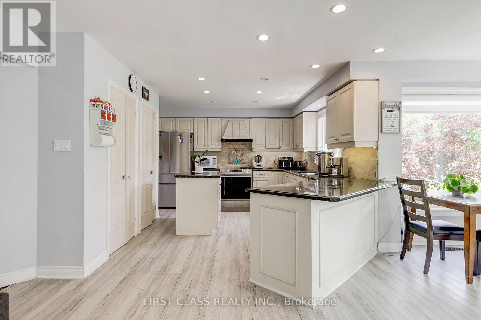 Photo 7 of 449 Alex Doner Drive, Newmarket ON