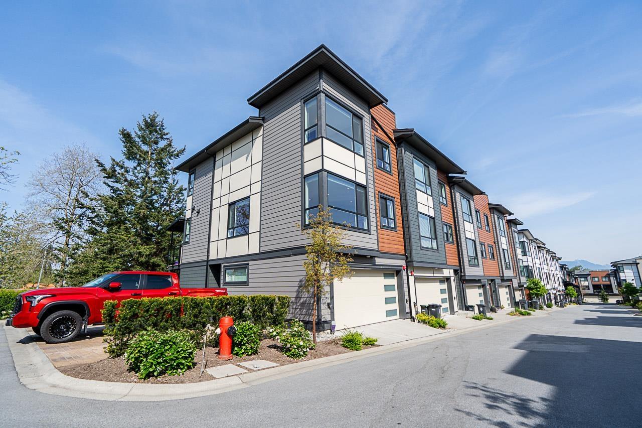 Photo 2 of 30 20150 81 Avenue, Langley BC