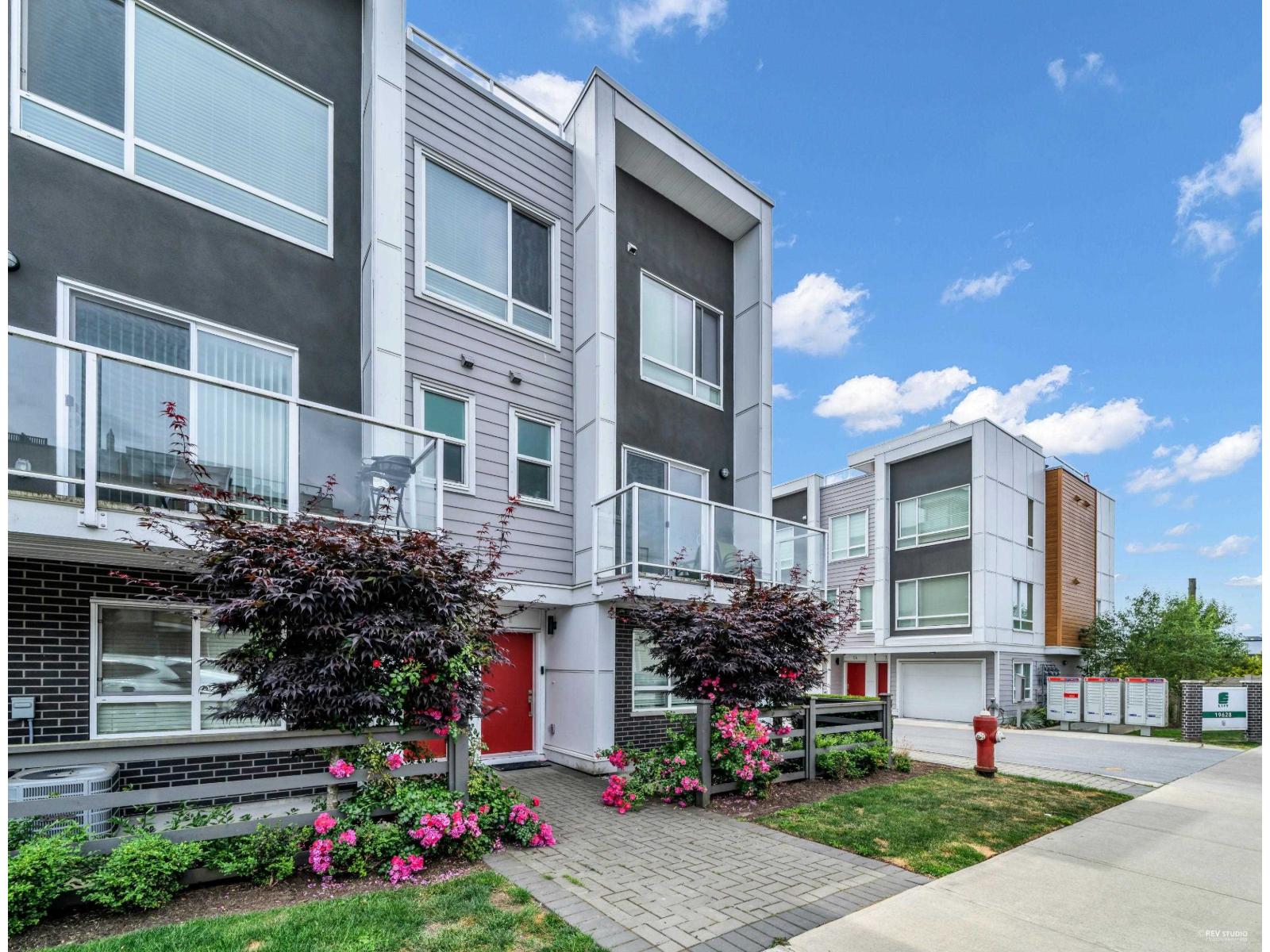 Photo 3 of 1 19628 55 A Avenue, Langley BC