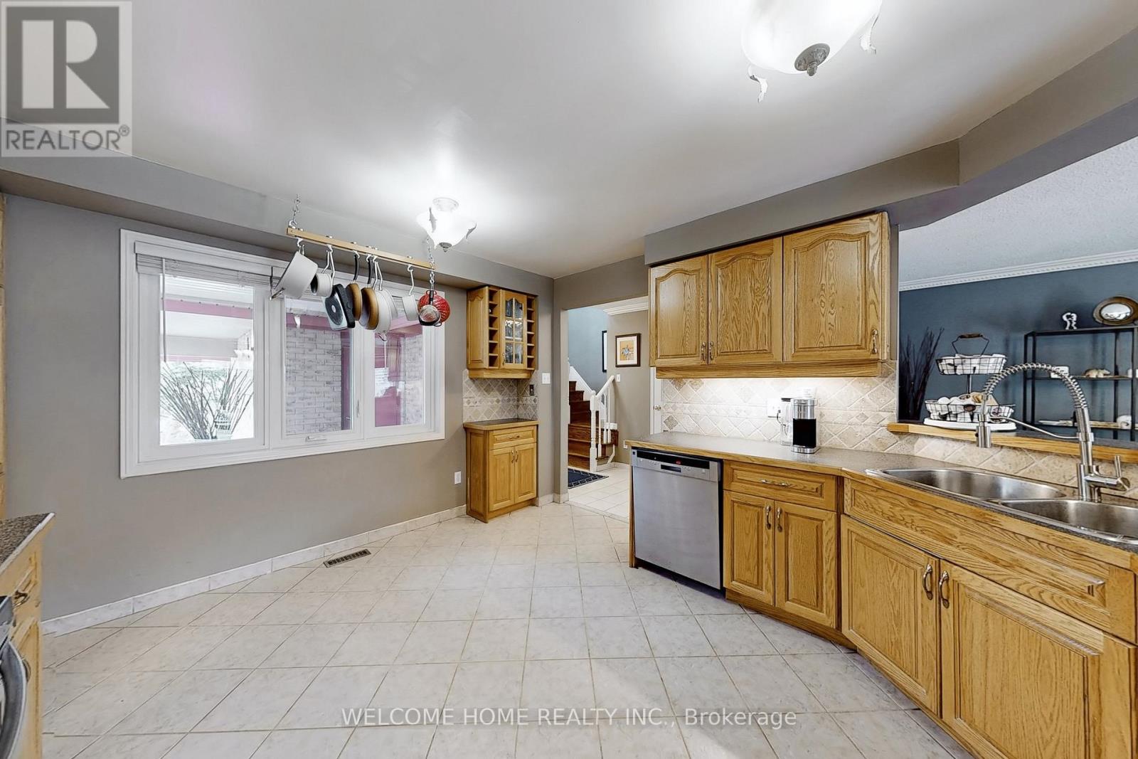 Photo 9 of 6079 Leeside Crescent, Mississauga ON