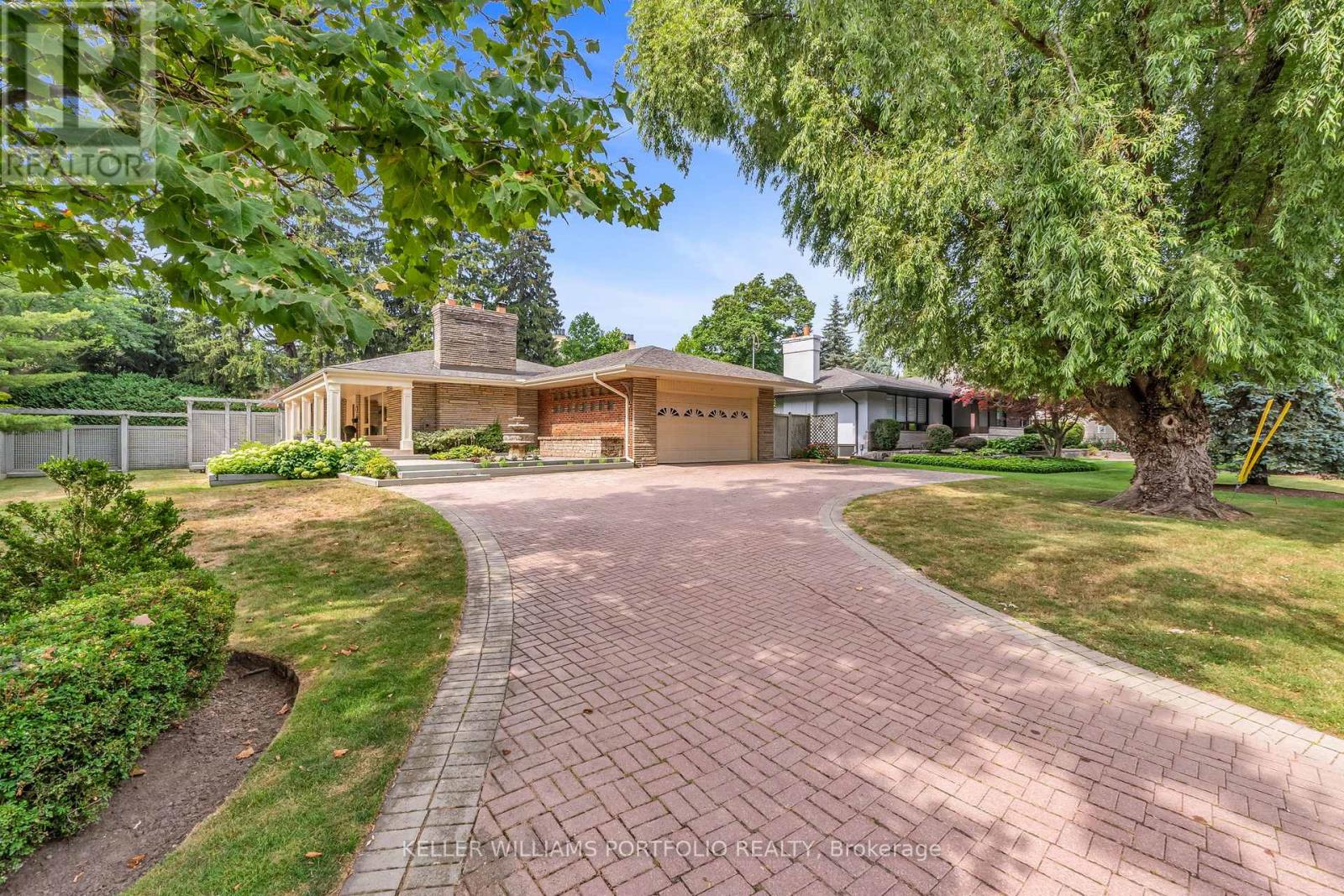 Photo 1 of 1123 Lakeshore Road E, Oakville ON