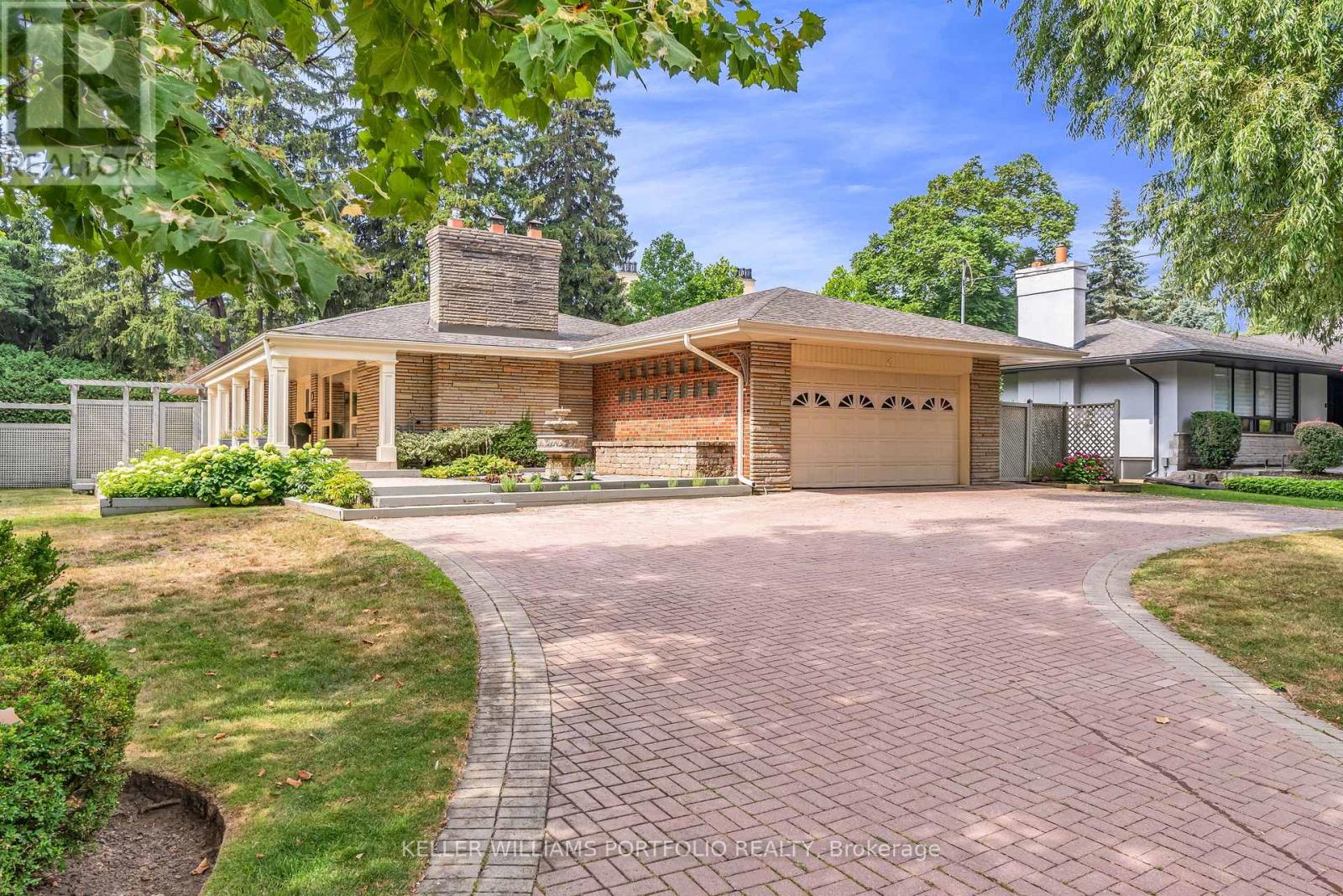 Photo 2 of 1123 Lakeshore Road E, Oakville ON