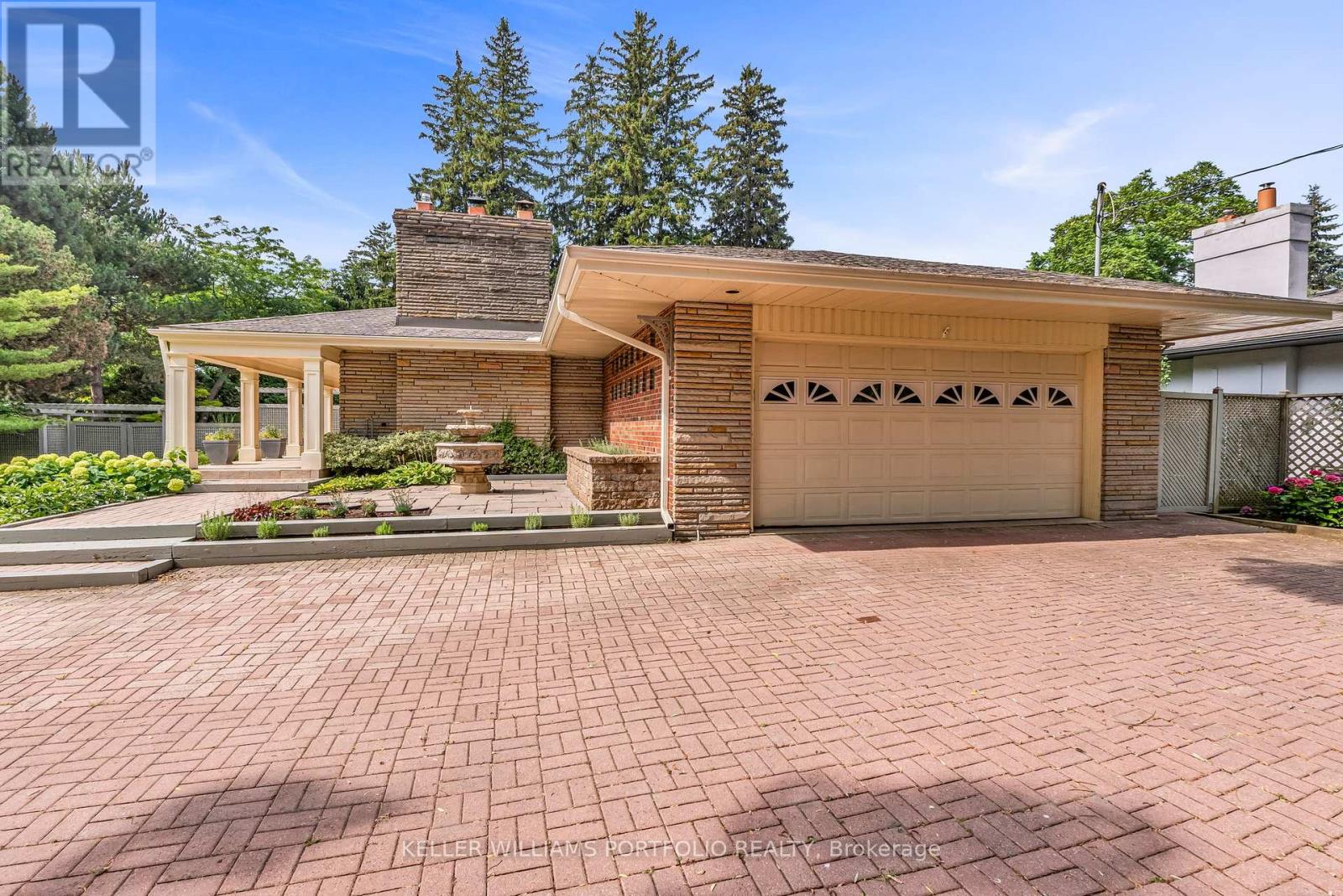 Photo 4 of 1123 Lakeshore Road E, Oakville ON