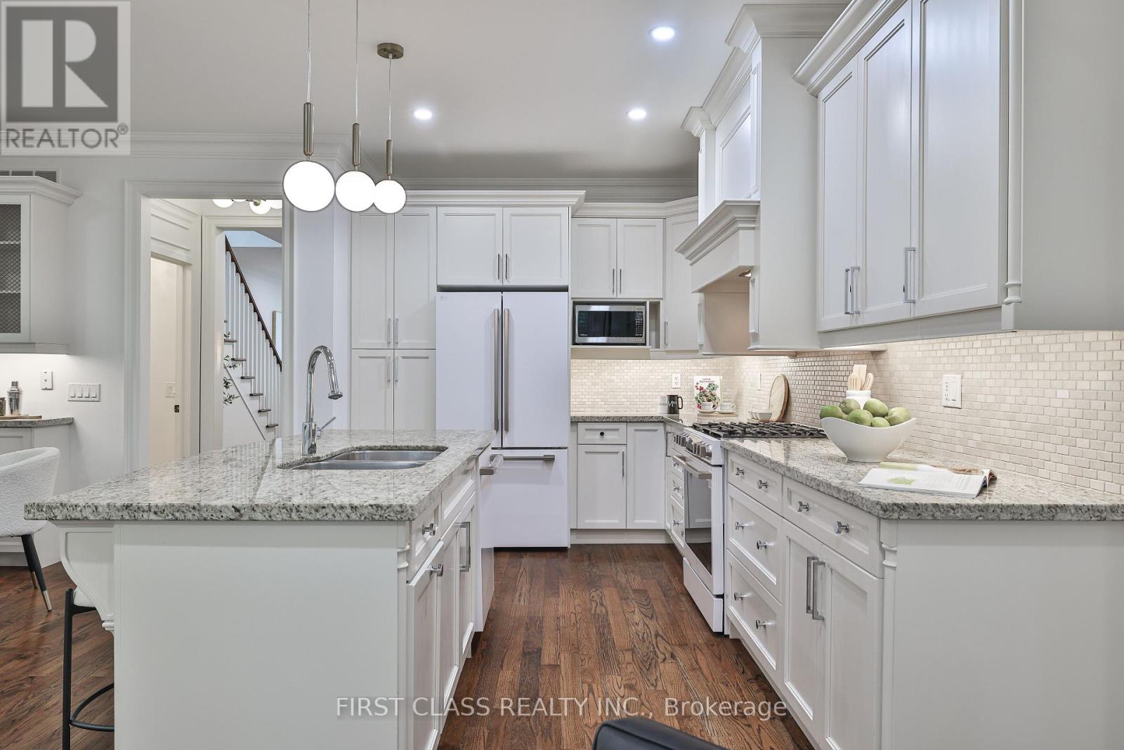 Photo 18 of 136 Bowood Avenue, Toronto ON