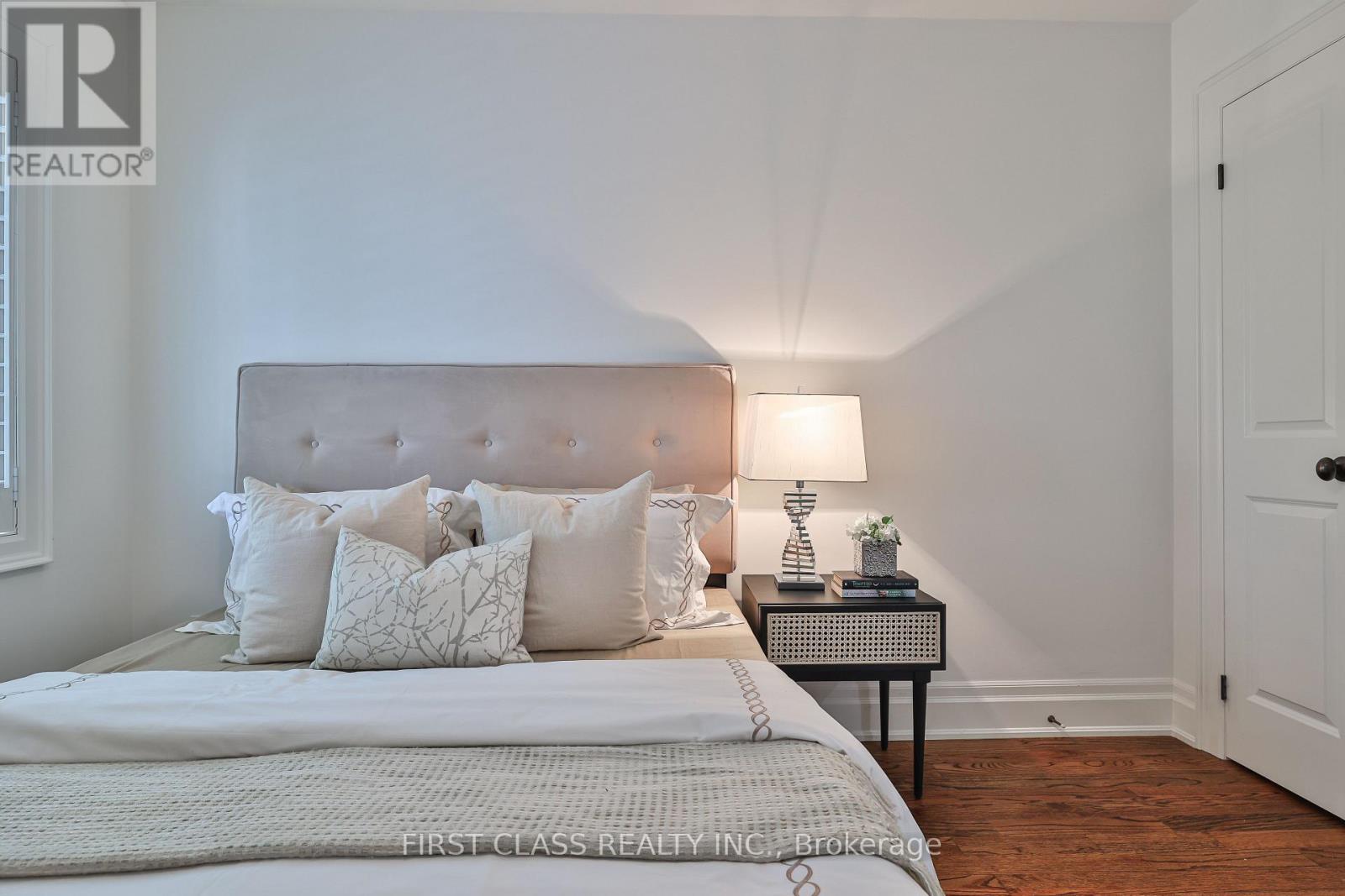 Photo 33 of 136 Bowood Avenue, Toronto ON