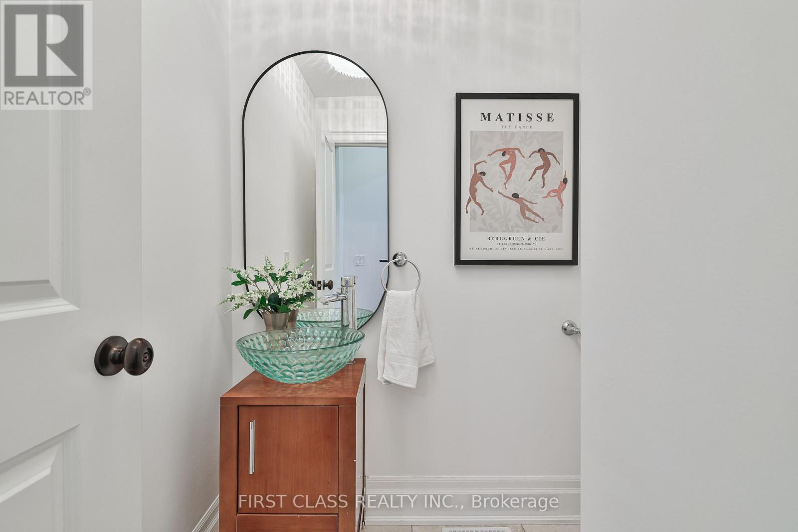 Photo 8 of 136 Bowood Avenue, Toronto ON