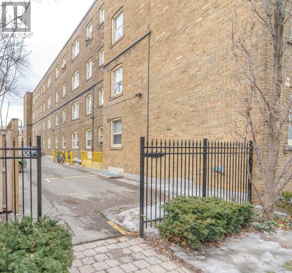 Photo 4 of 303 114 Vaughan Road, Toronto ON