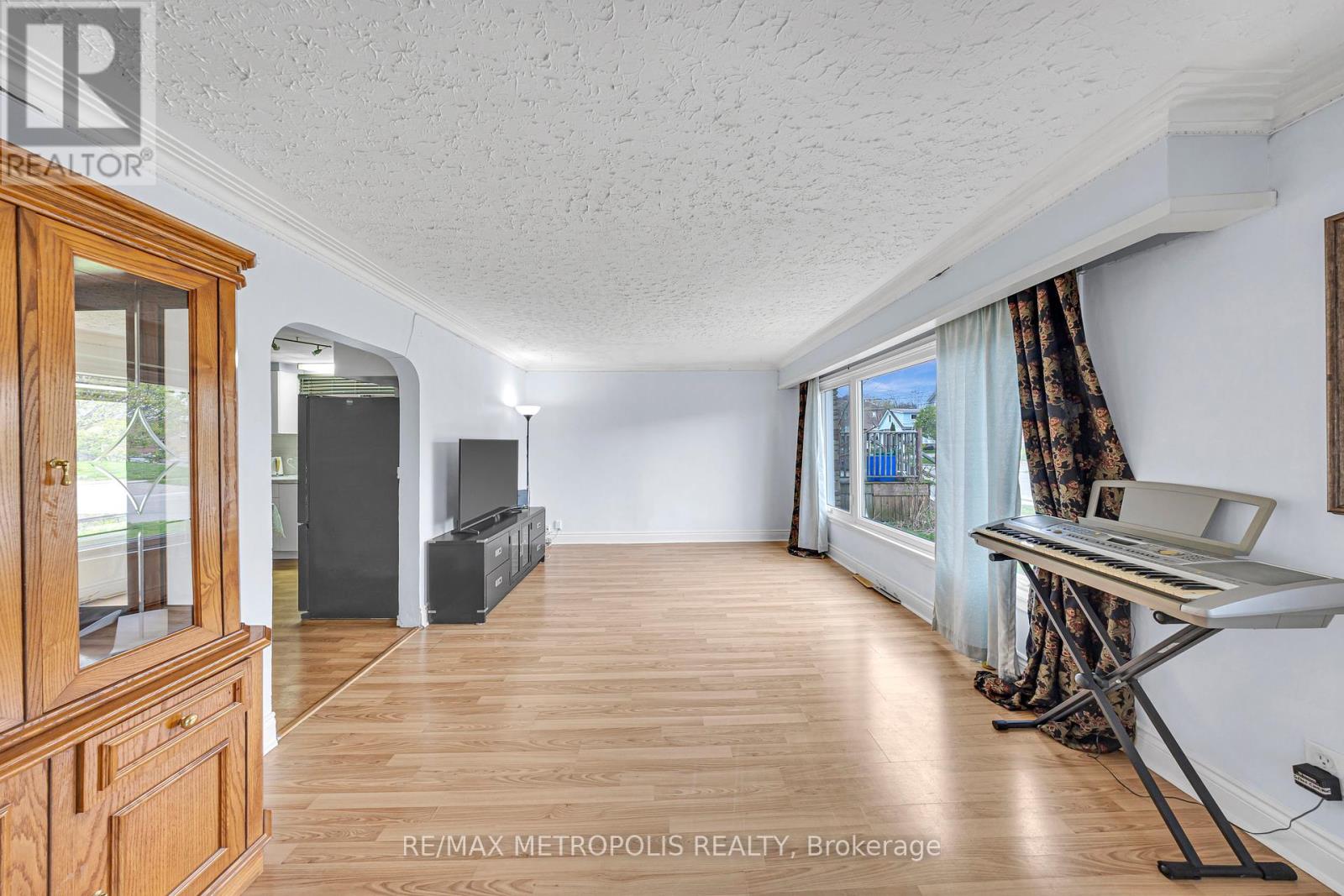 Photo 10 of 337 Pine Avenue, Oshawa ON