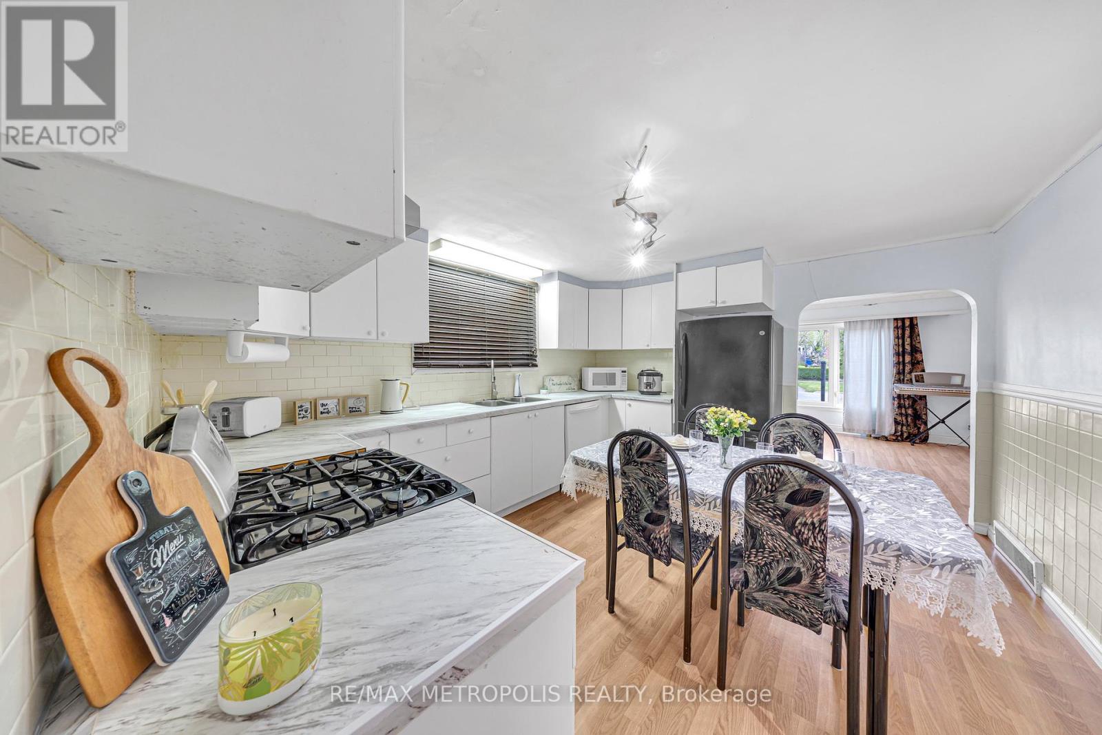Photo 14 of 337 Pine Avenue, Oshawa ON