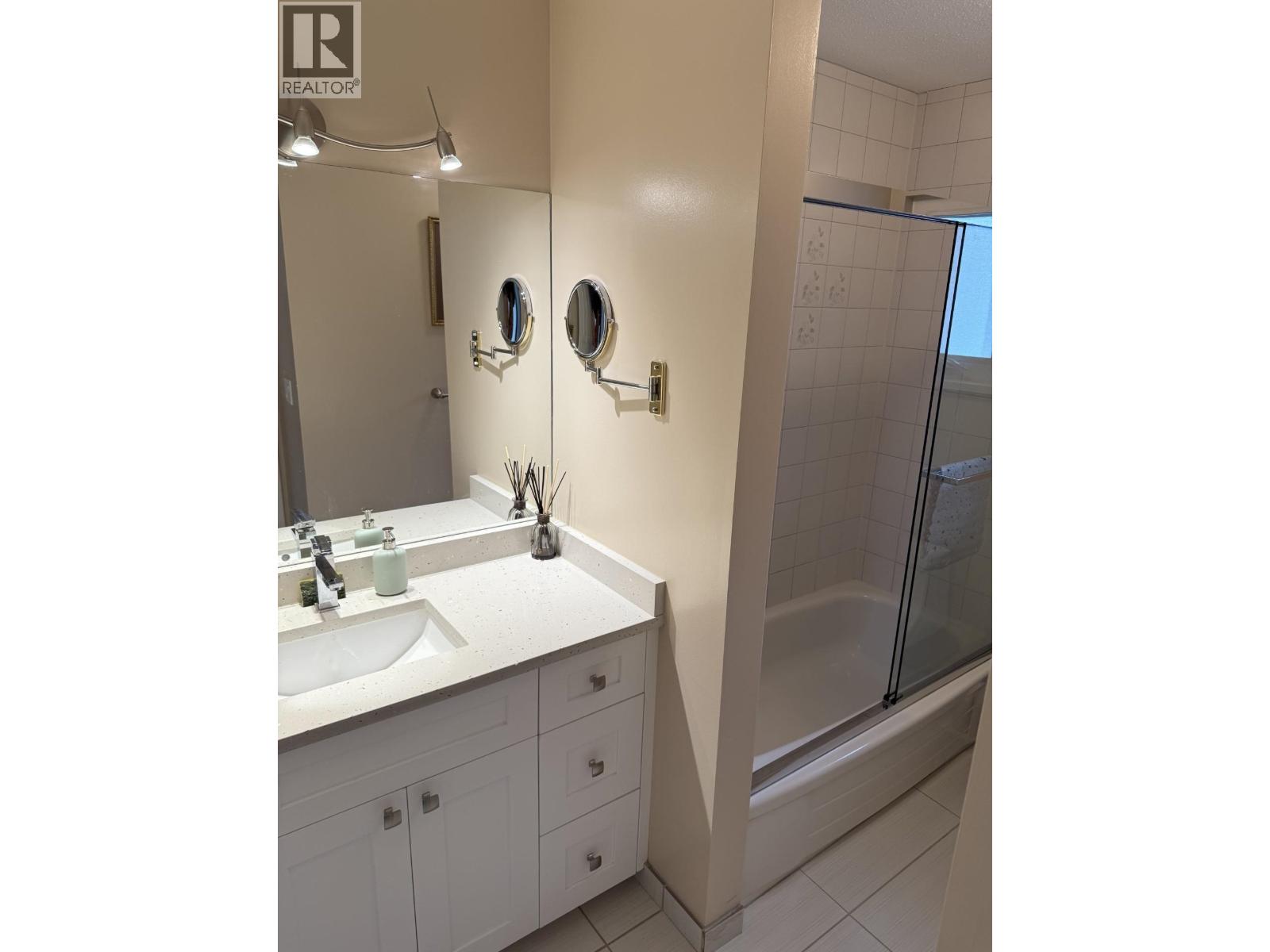 Photo 8 of 3 8280 Bennett Road, Richmond BC