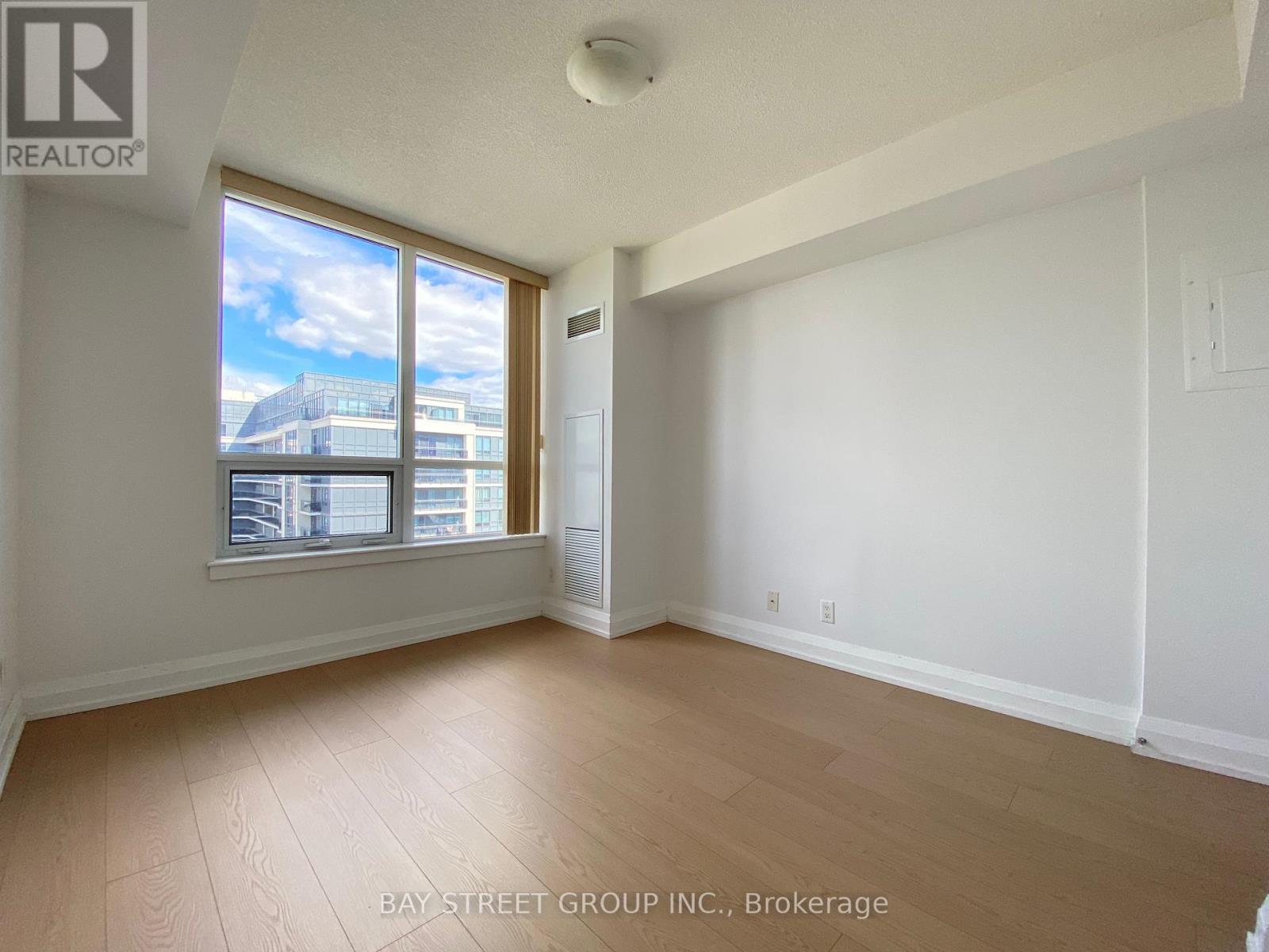Photo 14 of 925 370 Highway 7 E, Richmond Hill ON