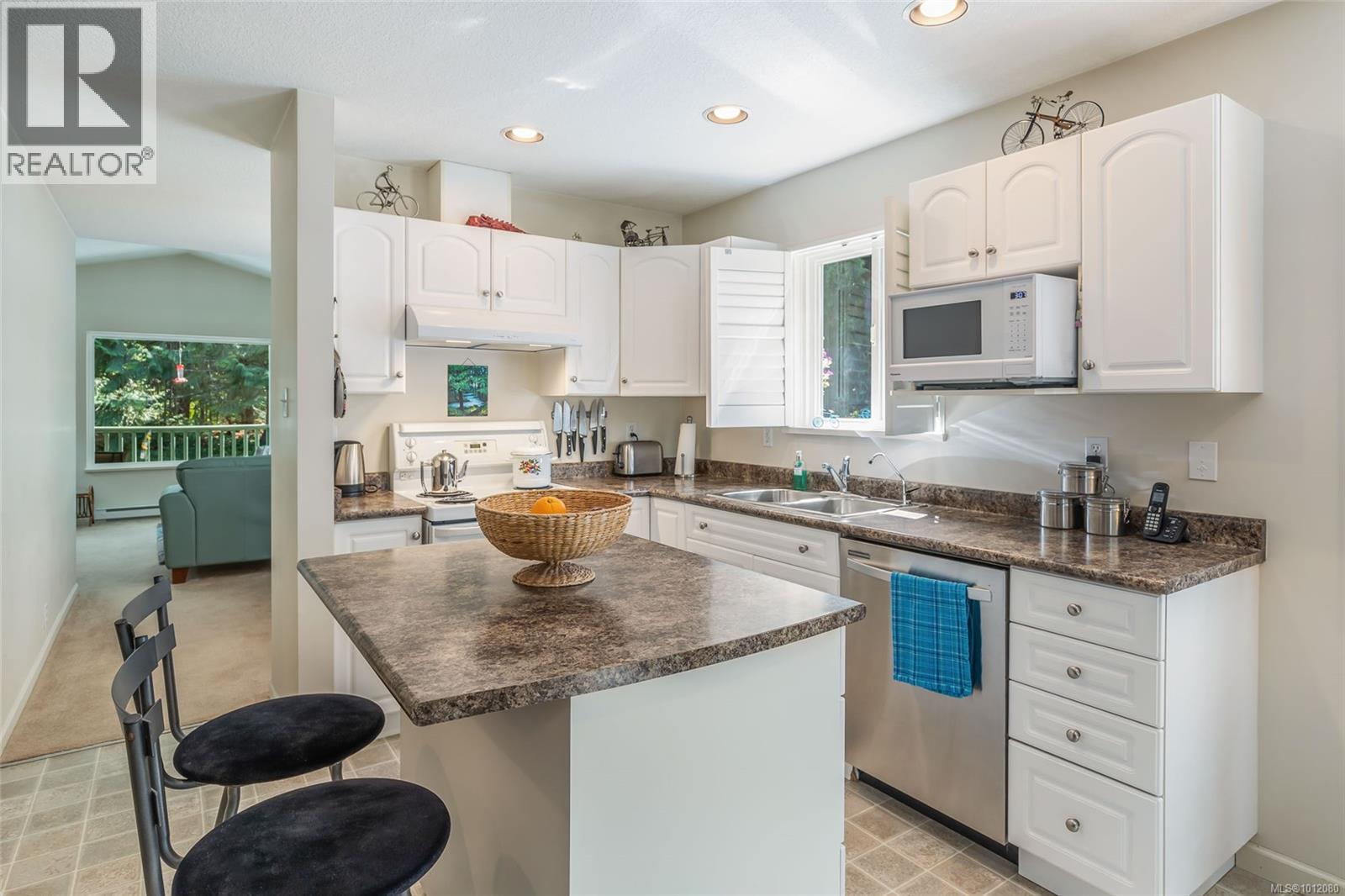 Photo 3 of 1569 Benzon Cres, Errington BC