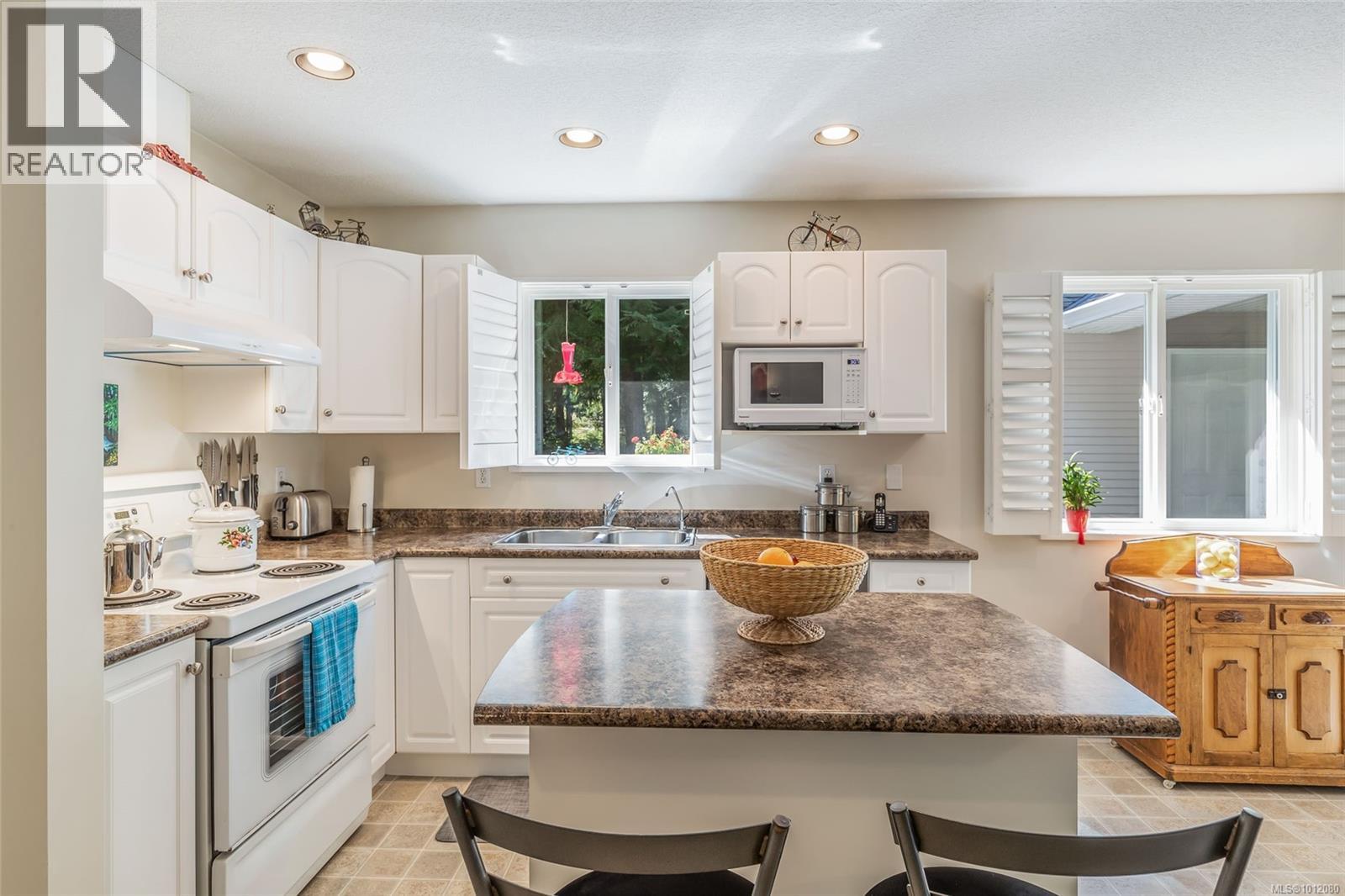 Photo 30 of 1569 Benzon Cres, Errington BC