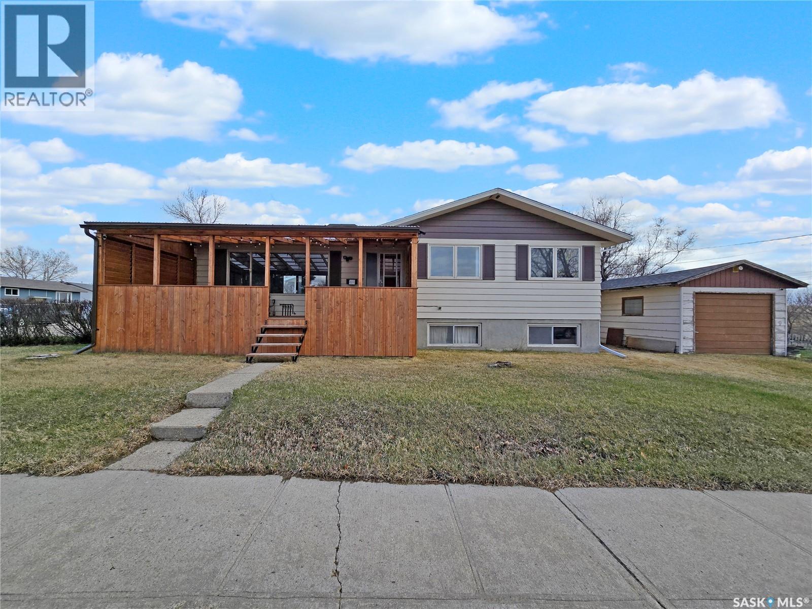 Photo 1 of 204 1st Avenue Sw, Swift Current SK