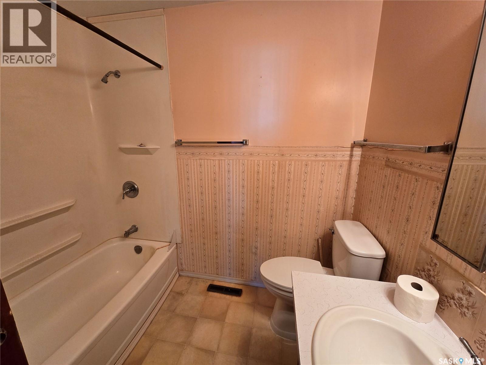 Photo 12 of 204 1st Avenue Sw, Swift Current SK