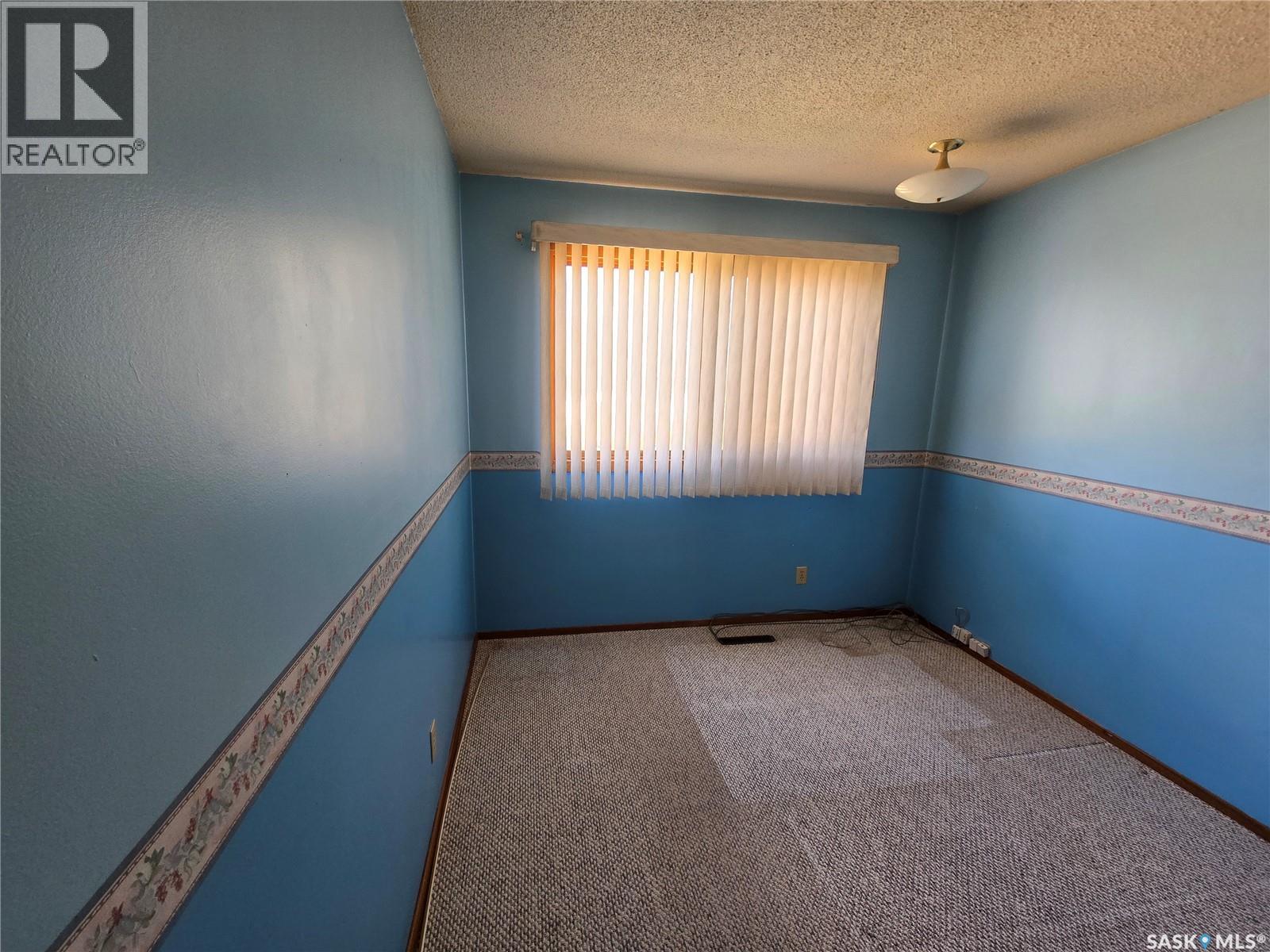 Photo 13 of 204 1st Avenue Sw, Swift Current SK
